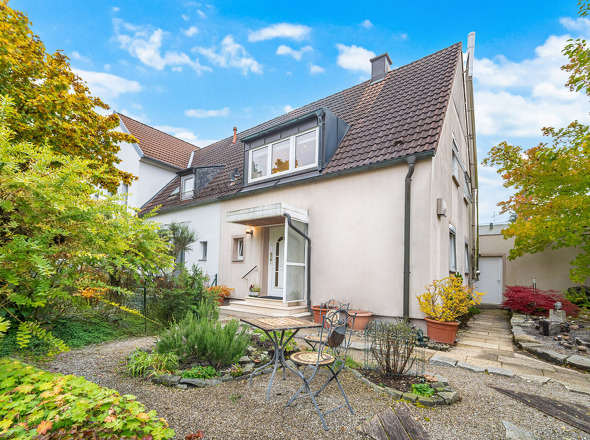 Hausansicht Vorgarten