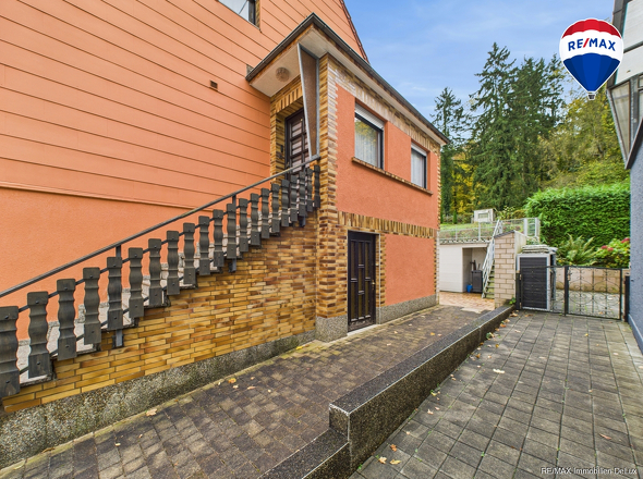 RE/MAX Immobilien DeLux Einfamilienhaus Körprich Eingang