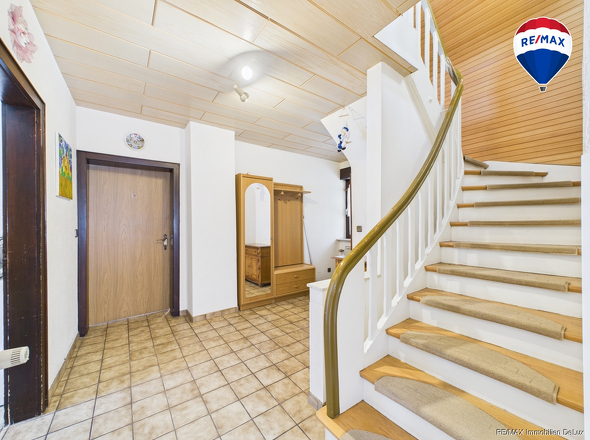 RE/MAX Immobilien DeLux Einfamilienhaus Körprich Flur