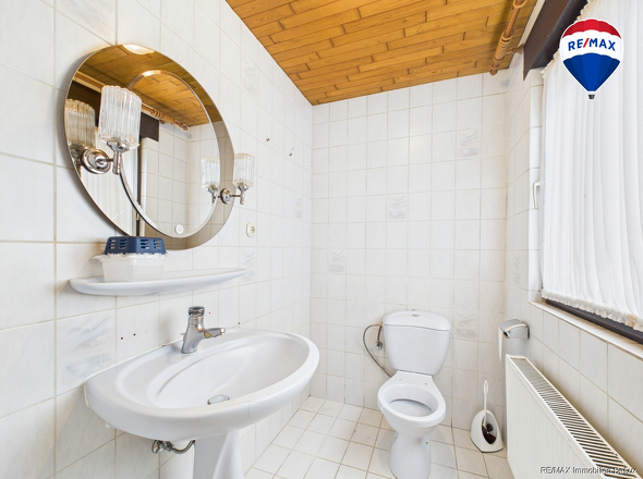 RE/MAX Immobilien DeLux Einfamilienhaus Körprich Gäste-WC