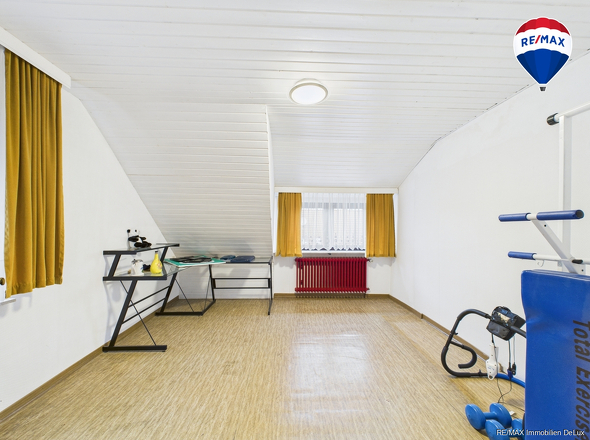 RE/MAX Immobilien DeLux Einfamilienhaus Körprich Schlafzimmer