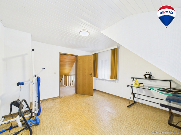 RE/MAX Immobilien DeLux Einfamilienhaus Körprich Schlafzimmer