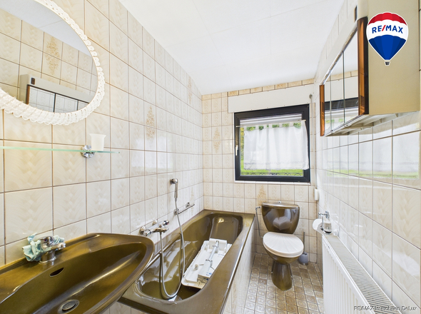 RE/MAX Immobilien DeLux Einfamilienhaus Körprich Badezimmer
