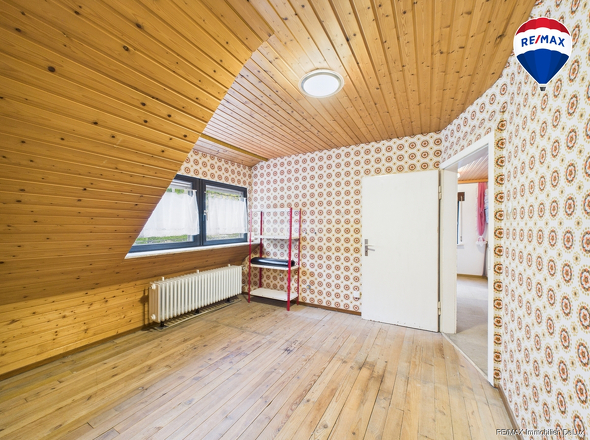 RE/MAX Immobilien DeLux Einfamilienhaus Körprich Schlafzimmer