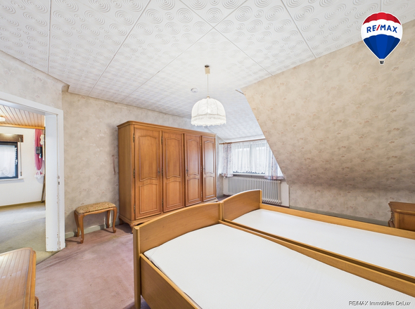 RE/MAX Immobilien DeLux Einfamilienhaus Körprich Schlafzimmer