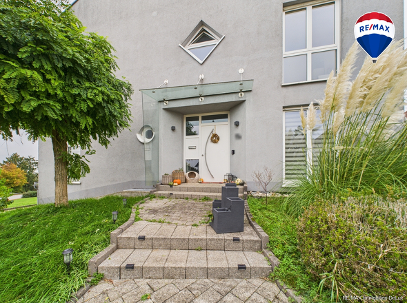 RE/MAX Immobilien DeLux Einfamilienhaus Mettlach-Weiten Hauseingang
