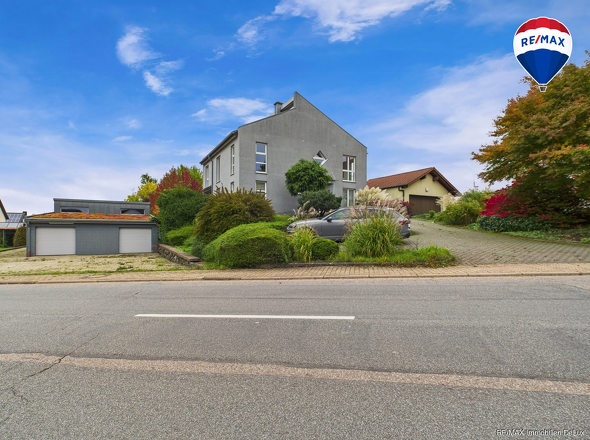 RE/MAX Immobilien DeLux Einfamilienhaus Mettlach-Weiten Seitenansicht