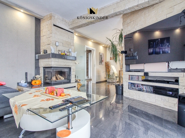 mit Blick aufs Kaminfeuer