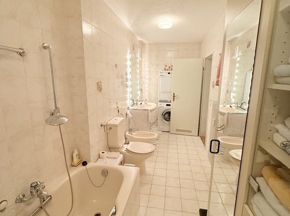 Bad m. Wanne+ Dusche