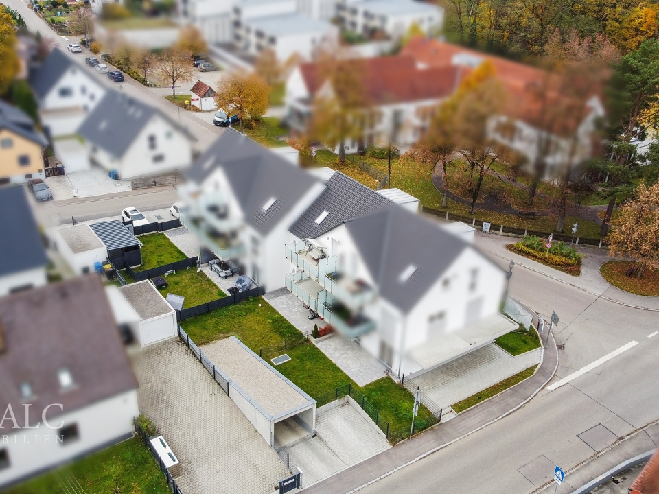 Außenansicht mit Einfahrt TG