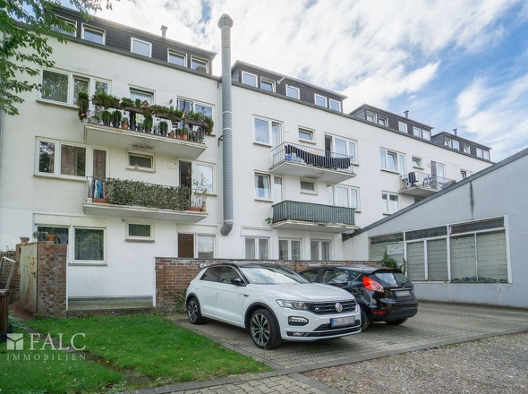 Haus Rückansicht und Stellplätze