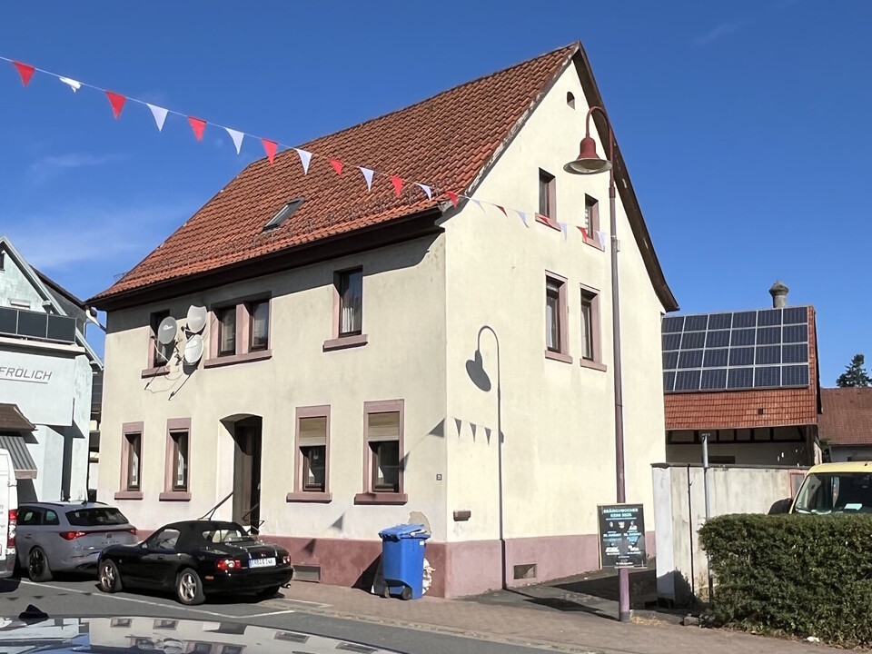 Straßenansicht von rechts