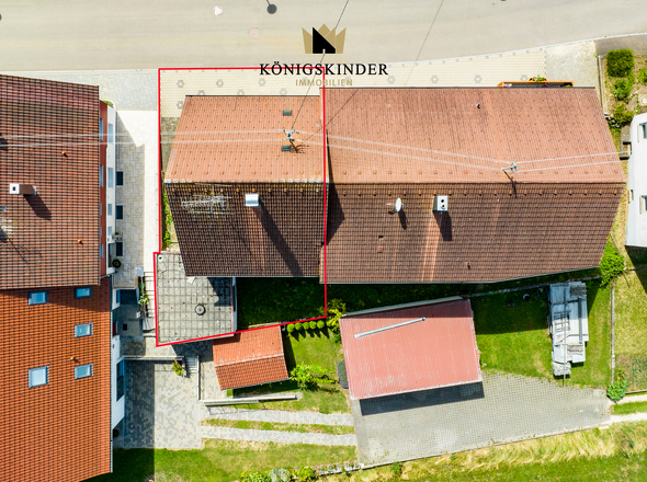 Drohnenaufnahme mit hervorgehobener Grundstücksgrenze – perfekte Visualisierung des Grundstücksumfangs