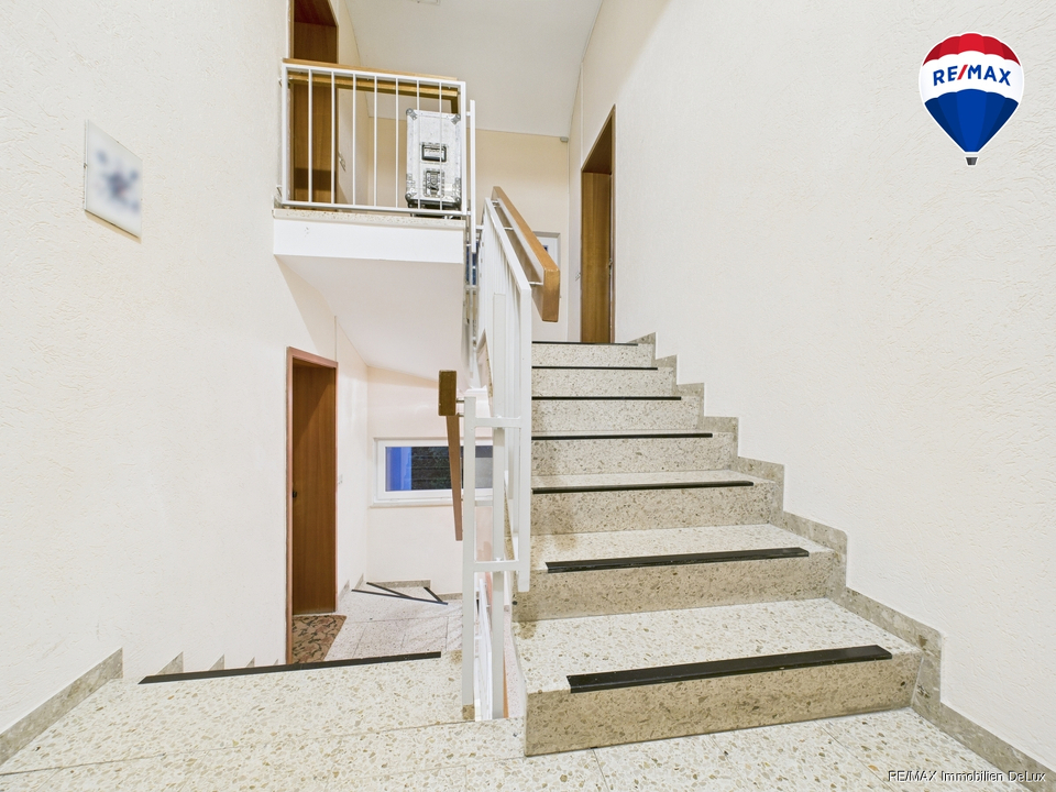 REMAX Immobilien DeLux Eigentumswohnung Treppenhaus Neunkirchen Mark Borowicz