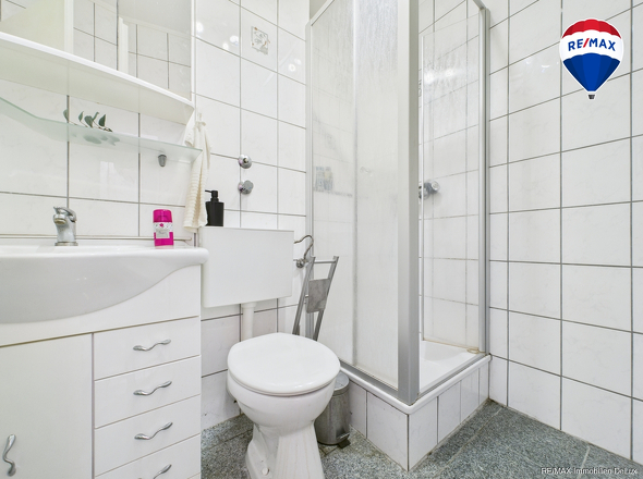 REMAX Immobilien DeLux Eigentumswohnung BadezimmerNeunkirchen Mark Borowicz