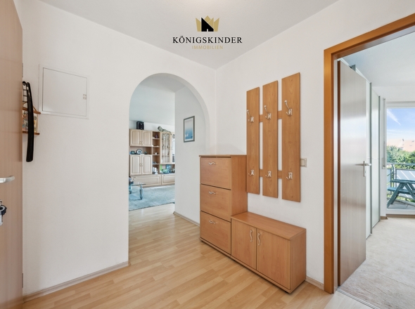 Einladend verbindet der übersichtliche Flur alle Wohnbereiche. 