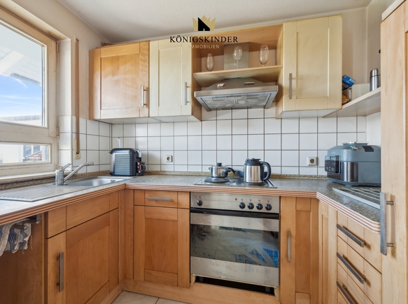 Klein, aber oho. Diese Küche bietet das perfekte Verhältnis von Stauraum und zu putzender Bodenfläche.