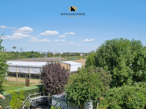 Blick auf Wiesen, Felder und den traditionellen Schäferlauf