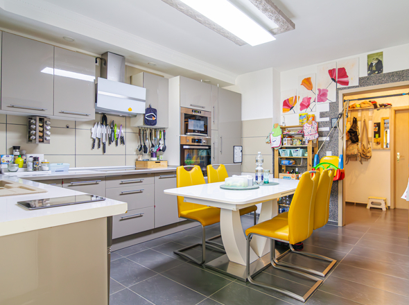 Moderne weitläufige Wohnküche