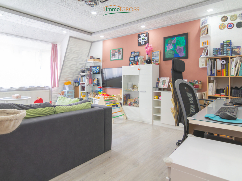 Großes Wohnzimmer mit Gestaltungsfreiraum