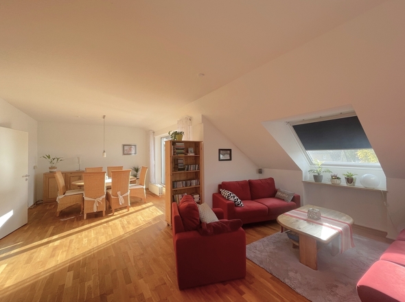 Wohn-/Esszimmer mit Zugang zur Loggia