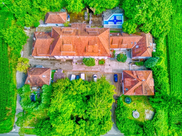 Ansicht aus der Luft auf das gesamte Anwesen 