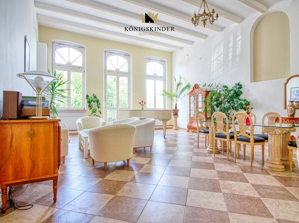 großer Saal mit Balkon 