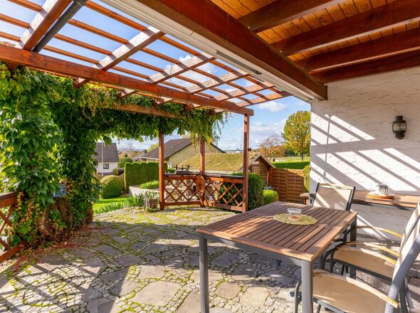 Überdachte West-Terrasse