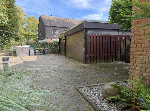 Blick vom Hauseingang zur Straße