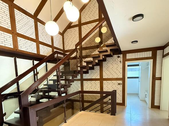 Diele mit offener Treppe zur Galerie