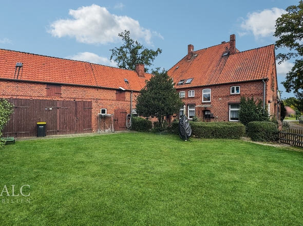 Grundstück mit Stallungen