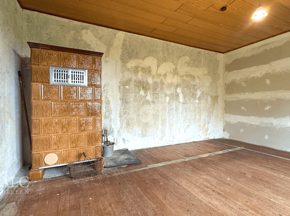 renovierungsbedürftiges  Zimmer im Erdgeschoss 
