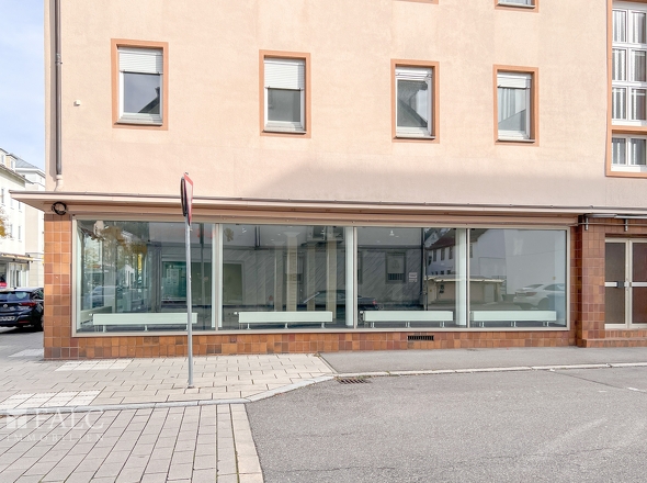 Seitenansicht des Ladenlokals mit Ecklage