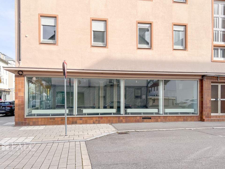 Seitenansicht des Ladenlokals mit Ecklage