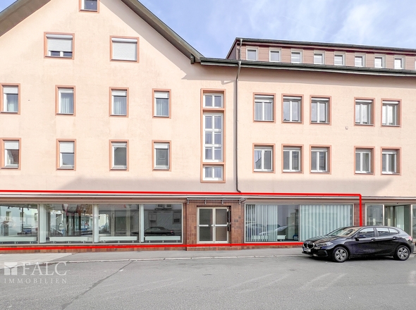 Seitenansicht des Ladenlokals mit Ecklage