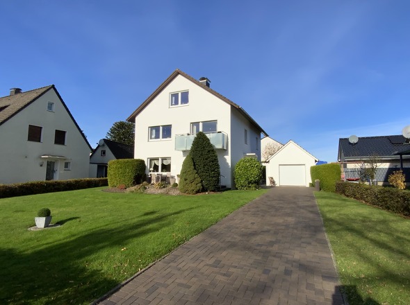 Vorderansicht mit Zufahrt zur Garage