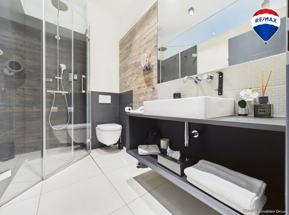 REMAX Immobilien DeLux Hotel Badezimmer Wallerfangen Mark Borowicz