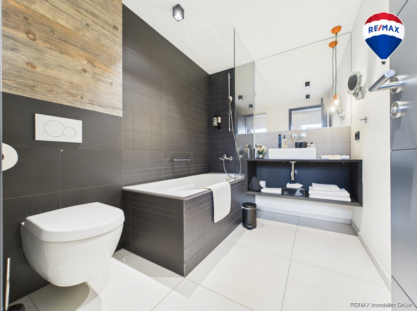 REMAX Immobilien DeLux Hotel Badezimmer Wallerfangen Mark Borowicz