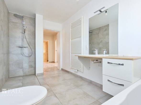 EG Dusch- und Wannenbad mit Fenster