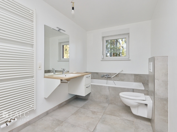 EG Dusch- und Wannenbad mit Fenster