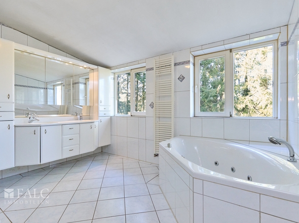 Familienbad mit Badewanne und Fenster