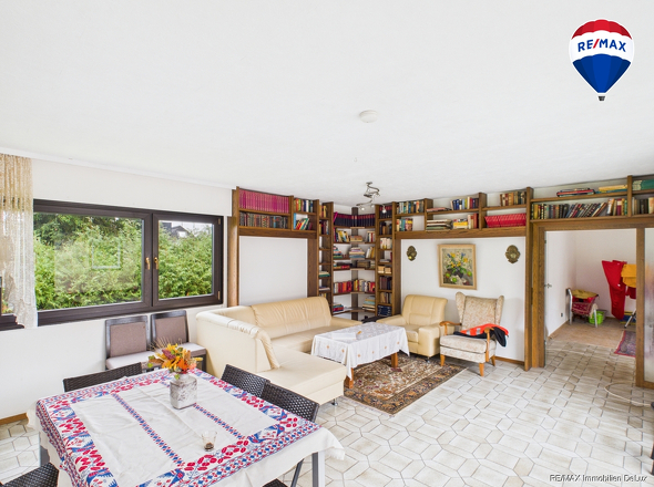 RE/MAX Immobilien DeLux Einfamilienhaus Wallerfangen-Oberlimberg Bibliothek 1