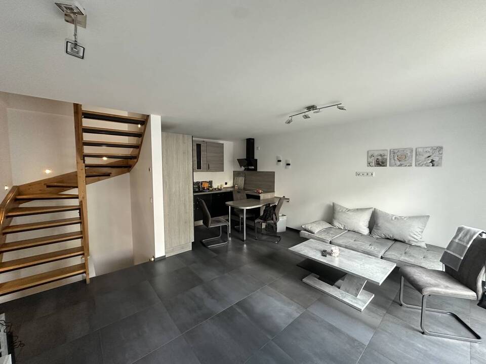 Wohnzimmer mit offener Küche