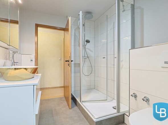 Große Dusche mit Waschbecken und WC 