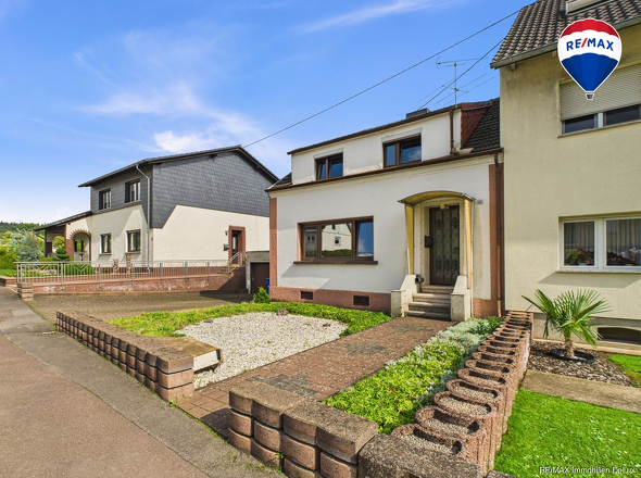 RE/MAX Immobilien DeLux Einfamilienhaus Nalbach Frontansicht