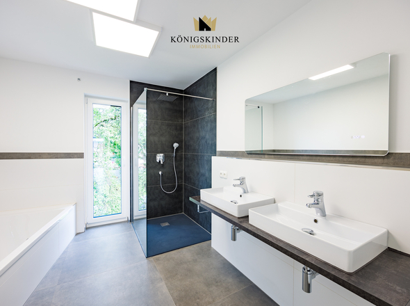 Dusche und Badewanne.