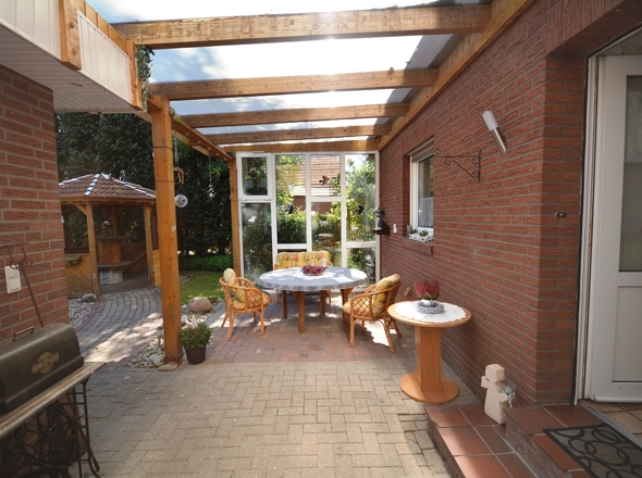 Überdachung zu den Nebengebäude