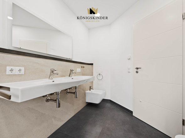 ...direkt daneben das große Bad...