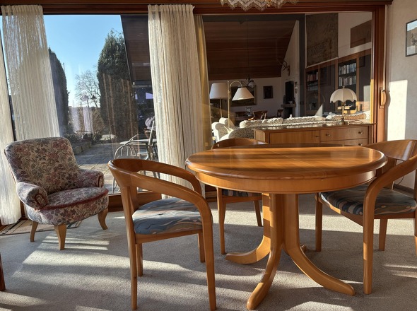 Essbereich mit Blick in den Wohnbereich sowie in den Garten