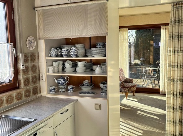 Küche mit Einbauschränken zum Essbereich